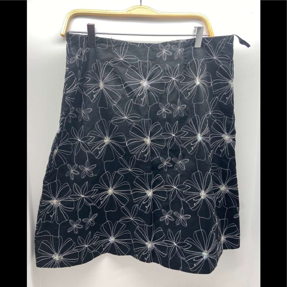 Autograft skirt with design 💕